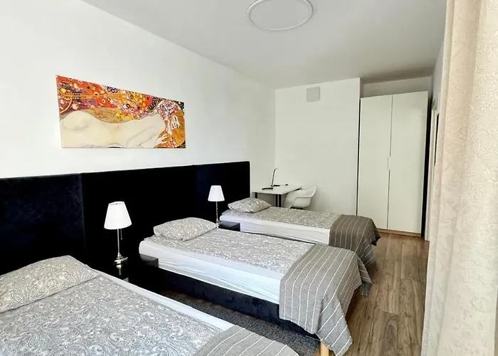 Towarowa Apartment *