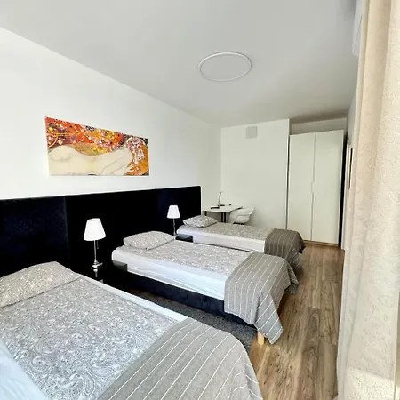 Towarowa Apartment *